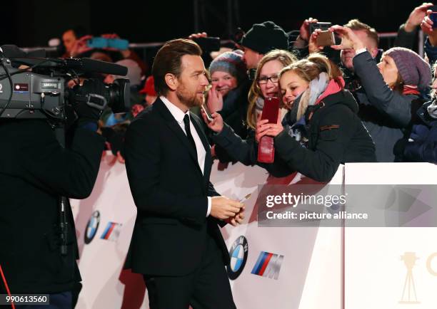 Dpatop - Scottish actor Ewan McGregor arrives at the 2017 Golden Camera Awards in Hamburg, Germany 22 February 2018. Photo: Christian Charisius/dpa