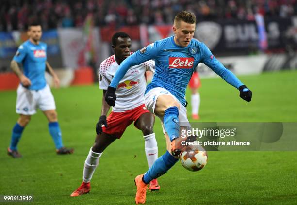 Dpatop - Leipzig's Bruma and Napoli's Piotr Zielinski battle for the ball during UEFA Europa League round of 32 second leg soccer match between RB...