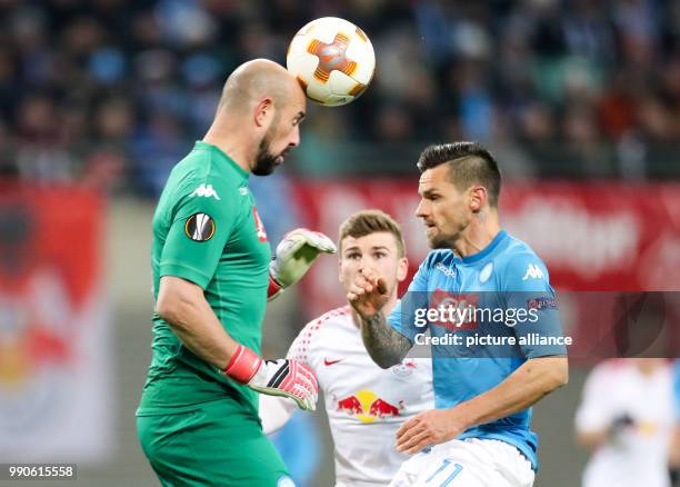 Dpatop - Napoli's goalkeeper Pepe Reina heads the ball during UEFA Europa League round of 32 second leg soccer match between RB Leipzig and SSC...