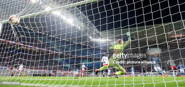 Dpatop - Napoli's Lorenzo Insigne scores his side's 2nd goal during UEFA Europa League round of 32 second leg soccer match between RB Leipzig and SSC...