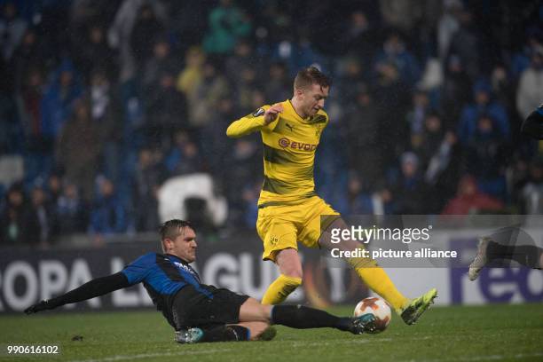 Dpatop - Dortmund's Marco Reus and Atalanta's Rafael Toloi battle for the ball during the UEFA Europa League round of 32 second leg soccer match...