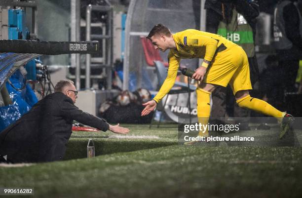 February 2018, Italy, Bergamo: Soccer, UEFA Europa League, Round of 32, 2nd leg: Atalanta Bergamo vs Borussia Dortmund. Dortmund's Marco Reus high...