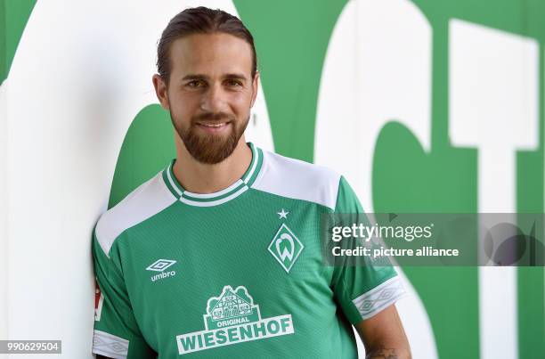 Neuzugang Martin Harnik steht bei seiner Vorstellung beim Fußball-Bundesligisten Werder Bremen in der Ostkurve des Weserstadions. Photo: Carmen...