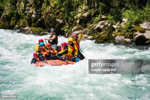 gruppe von männern und frauen wildwasser-rafting - white water rafting stock-fotos und bilder