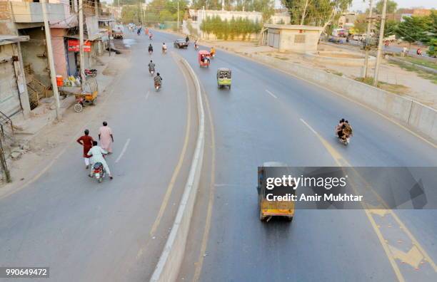 less traffic on road from high angle view - punjab aerial view imagens e fotografias de stock