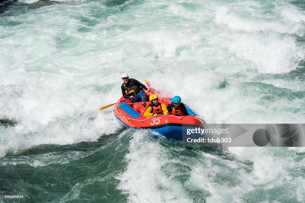 Ehepaar auf einer geführten Wildwasser River-rafting-tour
