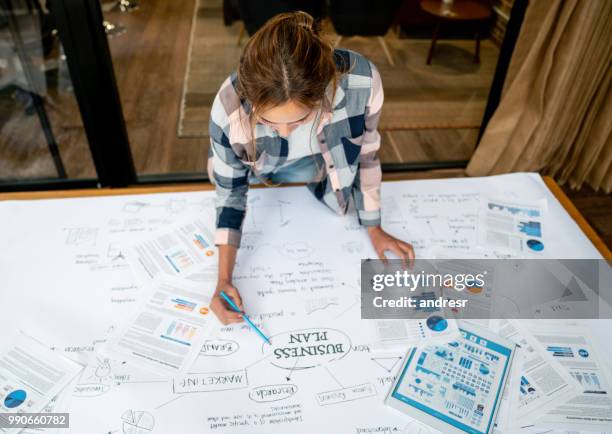 creative business woman drawing a business plan - plano de atividades imagens e fotografias de stock