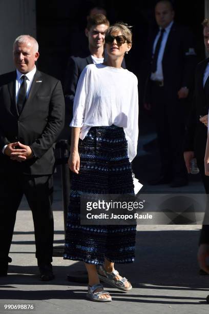 Stella Tennant is seen arriving at Chanel Fashion Show during Haute Couture Fall Winter 2018/2019 on July 3, 2018 in Paris, France.