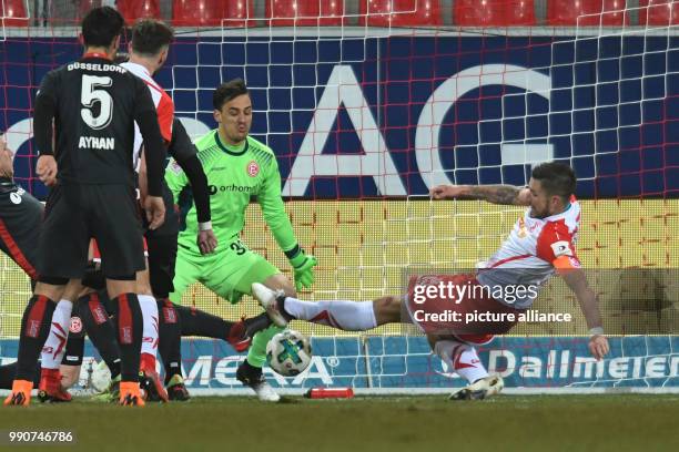 Febuary 2018, Germany, Regensburg: soccer: German 2nd division Bundesliga, Jahn Regensburg vs Fortuna Duesseldorf, 24th play day, Continental Arena:...