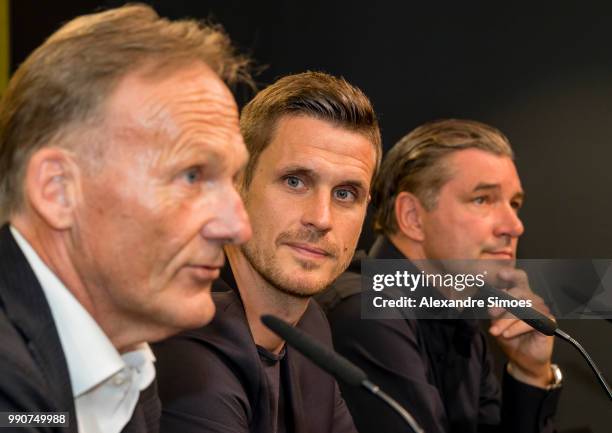 Borussia Dortmund present the new head of player's department Sebastian Kehl with Hans-Joachim Watzke , l., and Michael Zorc , r., on July 3, 2018 in...