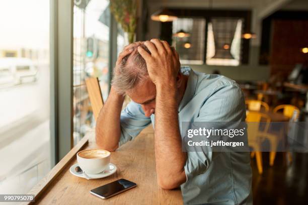so stressed even his coffee needs a coffee - esperar alguém imagens e fotografias de stock
