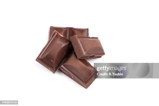 stack of chocolate pieces on a white background and isolated - chocolate ao leite - fotografias e filmes do acervo