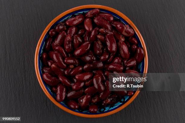 red kidney beans in a dish in perspective. on dark stone background - pedra nos rins imagens e fotografias de stock