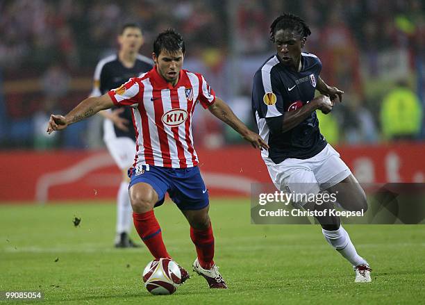 Simao of Atletico Madrid is challenged by Dickson Etuhu of Fulham during the UEFA Europa League final match between Atletico Madrid and Fulham at HSH...