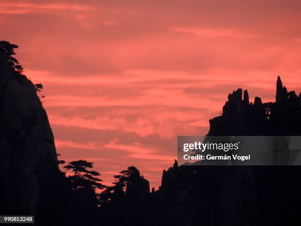 surreal yellow mountain sunrise silhouettes, huangshan, china - huangshan city anhui province stock pictures, royalty-free photos & images