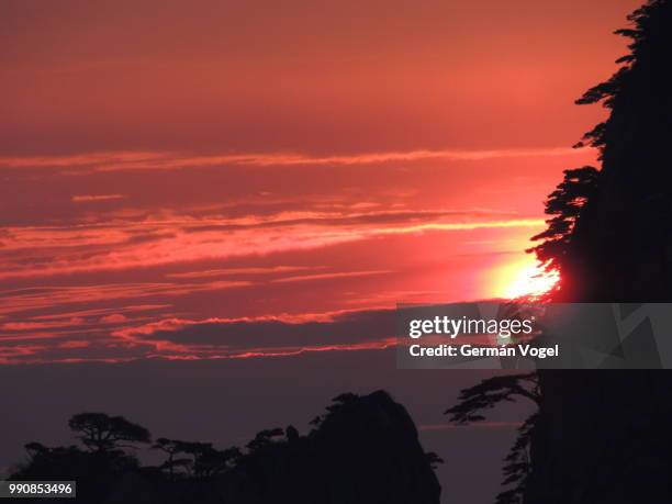 yellow mountain beautiful sunrise, huangshan, china - huangshan city anhui province stock pictures, royalty-free photos & images