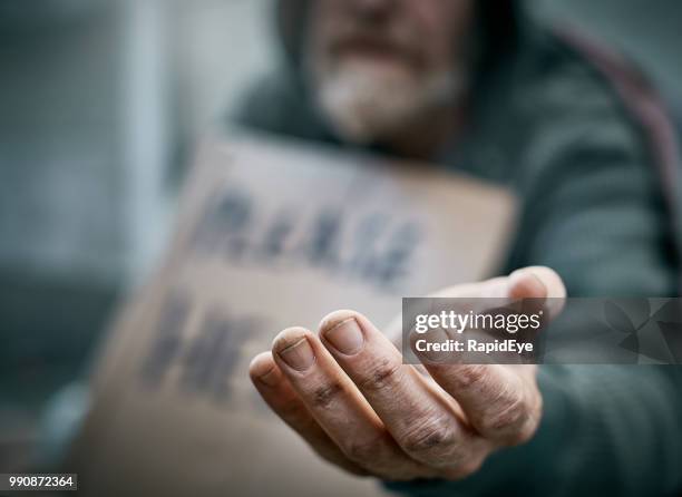 ausgestreckte hand der armseligen bettler - homeless person stock-fotos und bilder