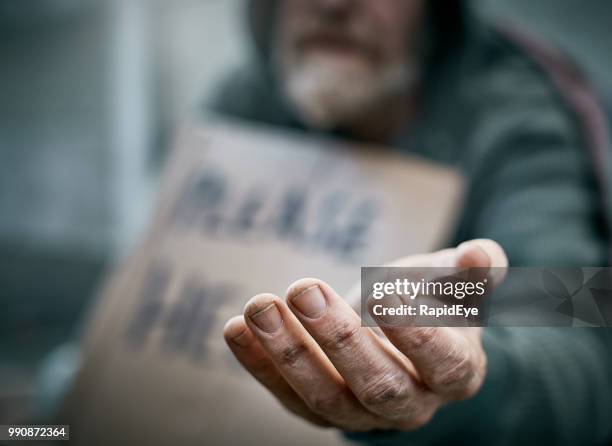 uitgestoken hand van zielig bedelaar - poverty stockfoto's en -beelden