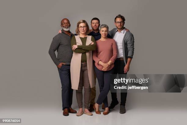 united we stand - een groep mensen stockfoto's en -beelden