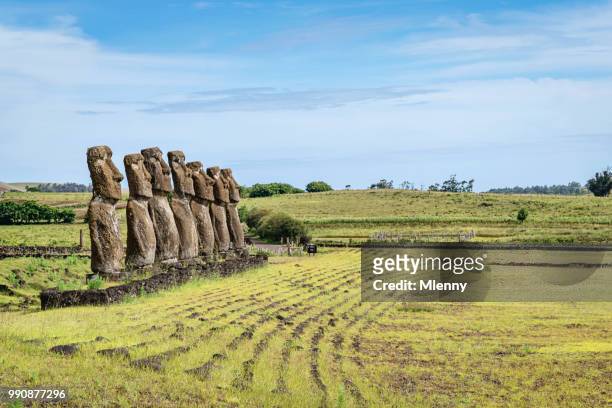 ahu akivi rapa nui moai-osterinsel - mlenny photography stock-fotos und bilder