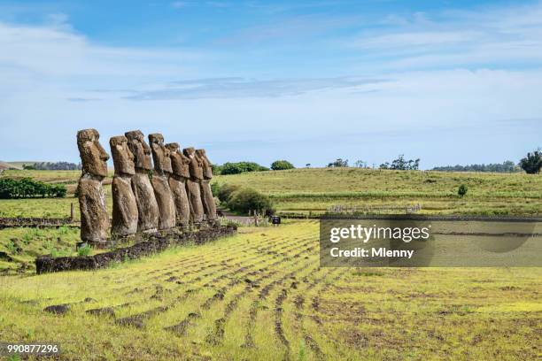 ahu akivi rapa nui moais da ilha de páscoa - mlenny - fotografias e filmes do acervo