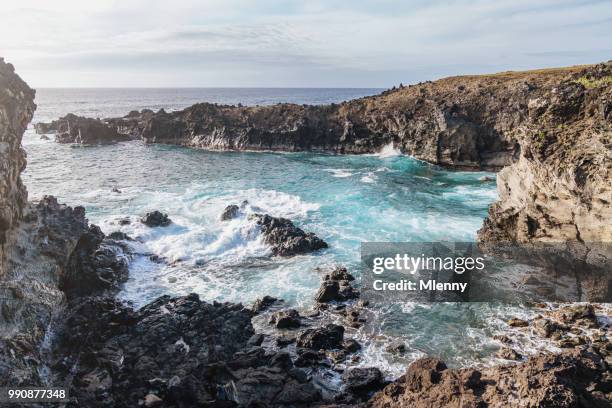 ana kai tangata caverna rapa nui ilha de páscoa de falésias à beira-mar - mlenny - fotografias e filmes do acervo