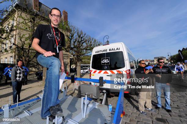 109Th Paris - Roubaix 2011Jonas Creteur Journalist, Voiture Balai Bezemwagen Brumm Wagon, Parijs - Roubaix /Tim De Waele