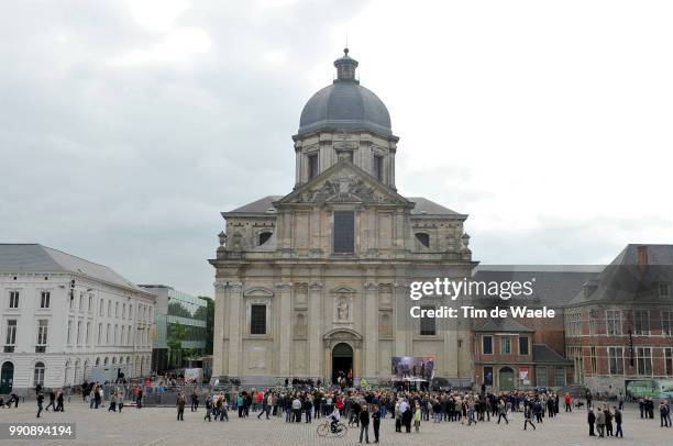 Funeral Wouter Weylandt Illustration Illustratie Church Eglise Kerk /Wouter Weylandt Funeral After Tragic And Mortal Accident On Giro Stage 3 - 9 Th...