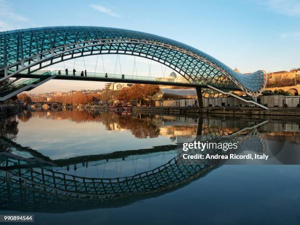 bridge of peace, tbilisi, georgia - bridge of peace georgia tbilisi fotografías e imágenes de stock