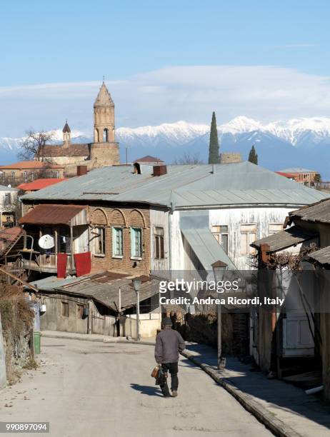 sighnaghi old town and caucasus mountains, georgia - ricordi stock-fotos und bilder