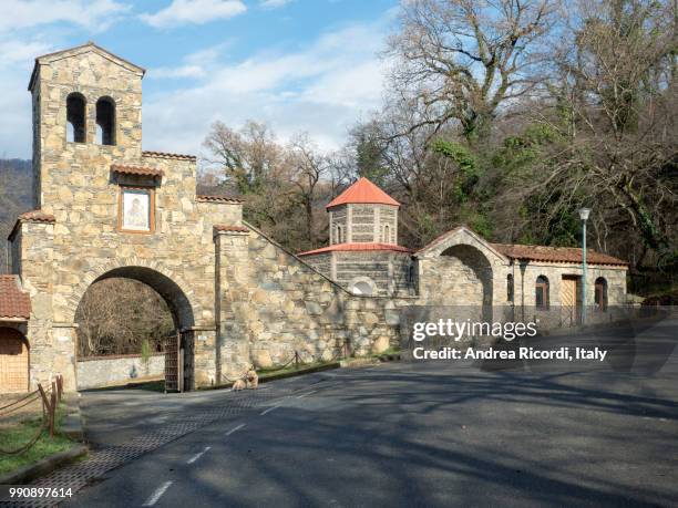nekresi monastery complex entrance, kakheti region, georgia - ricordi fotografías e imágenes de stock