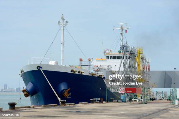 lng tanker terminal - distillation tower stock pictures, royalty-free photos & images