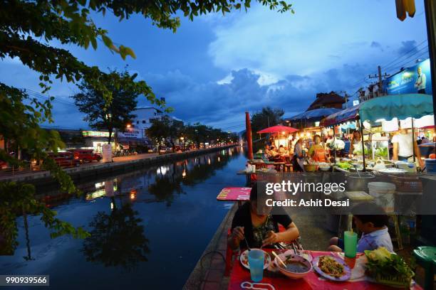 street food in chiang mai city, thailand. - cidade de chiang mai imagens e fotografias de stock