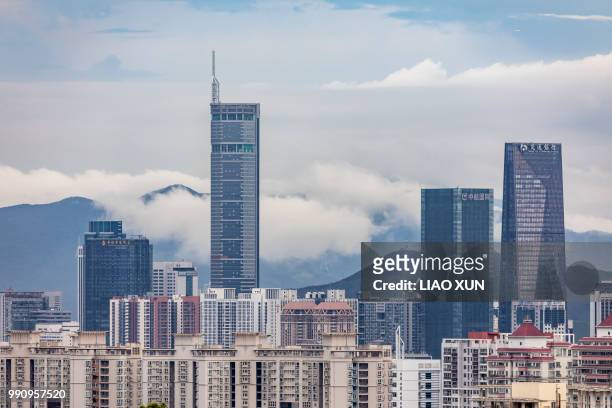 shenzhen skyscrapers in a low cloud weather - liao xun stock-fotos und bilder