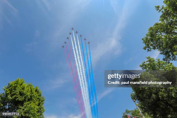 red arrows fly past on queen's birthday - paul mansfield photography stock pictures, royalty-free photos & images