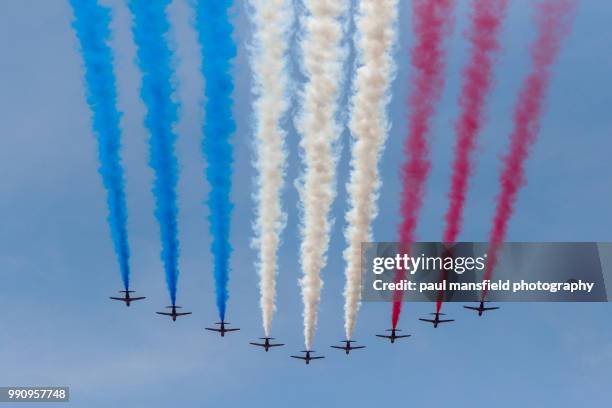 red arrows fly past on queen's birthday - paul mansfield photography stock-fotos und bilder