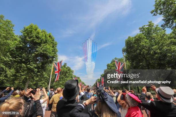 red arrows fly past on queen's birthday - paul mansfield photography stock-fotos und bilder