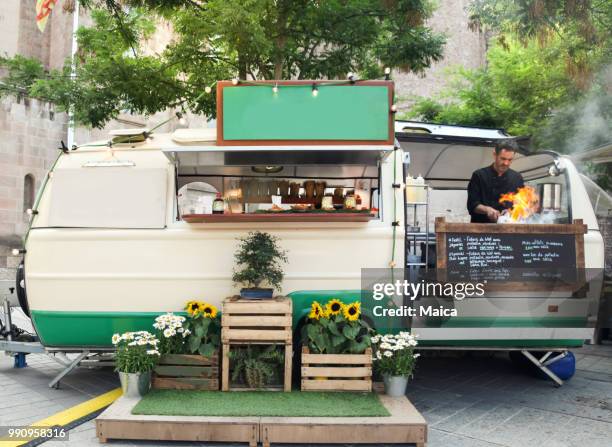 camion di cibo wok - furgone ambulante foto e immagini stock