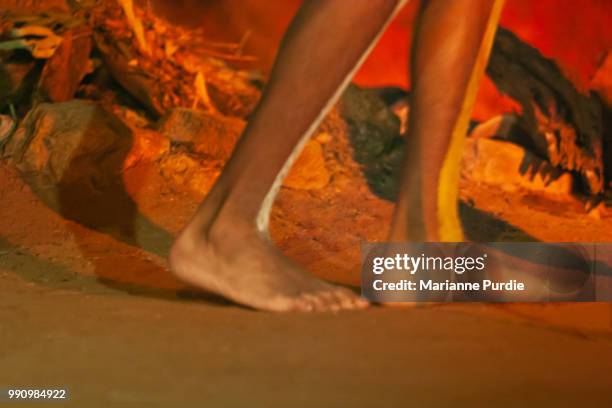 the legs of an aboriginal dancer reflecting the camp fire - austraal aziatische volksstammen stockfoto's en -beelden