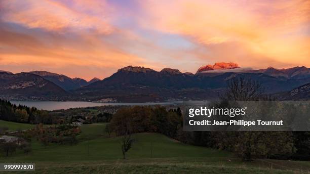 dramatic sky over the mountains and annecy's lake, the alps, haute-savoie, france - lac d'annecy photos et images de collection