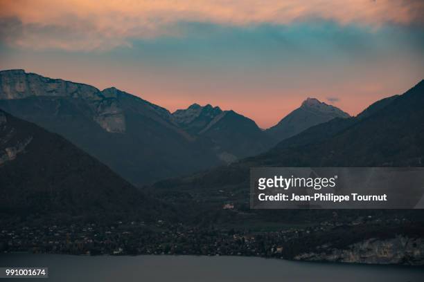 amazing sunset sky over annecy's lake, the alps, haute-savoie, france - lac d'annecy photos et images de collection