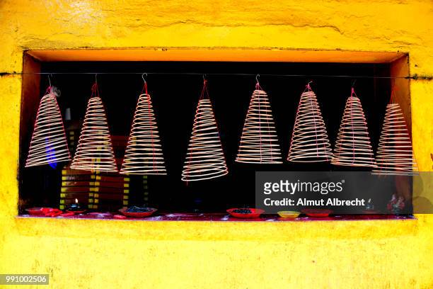quan am pagoda in saigon - incense coils 個照片及圖片檔