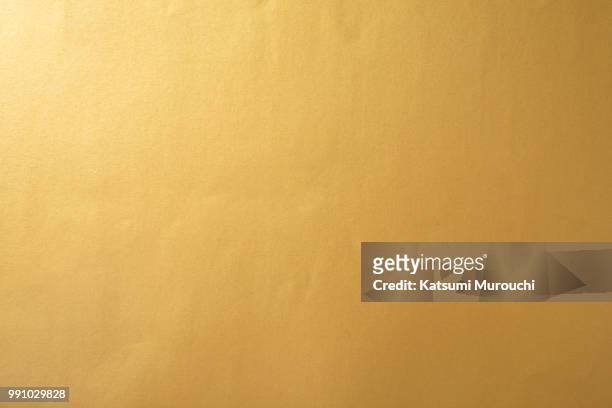 golden paper texture background - gilded fotografías e imágenes de stock