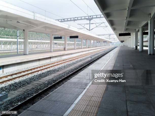 empty railroad station platform - train platform fotografías e imágenes de stock