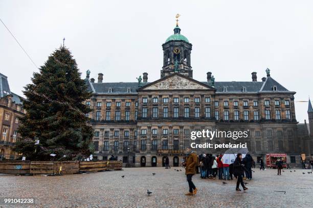 palacio real de ámsterdam, países bajos - palacio real amsterdam fotografías e imágenes de stock