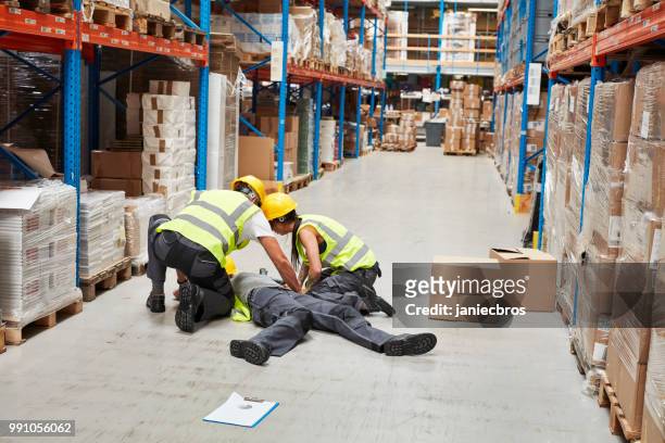 gefährliche unfälle während der arbeit. erste hilfe - hazardous workplace stock-fotos und bilder