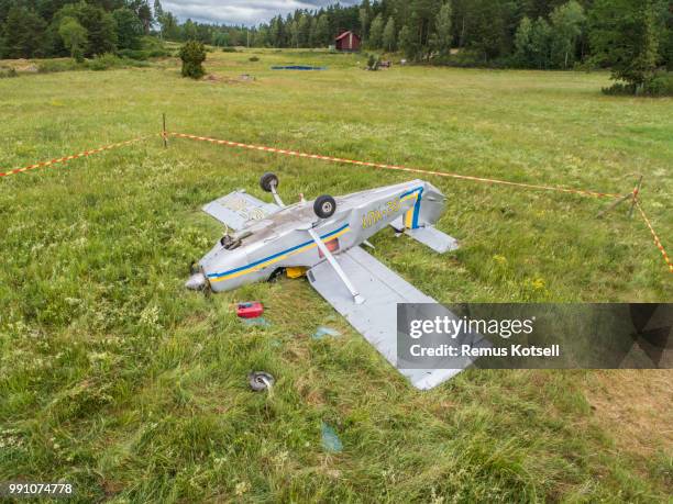 small plan crashed in a grass field - remus kotsell stock pictures, royalty-free photos & images