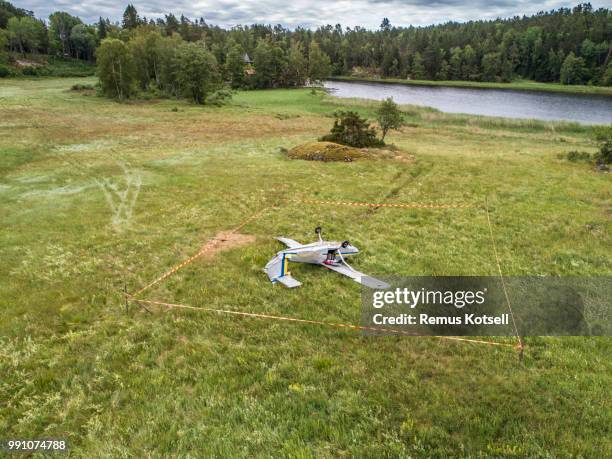 small plan crashed in a grass field - remus kotsell stock pictures, royalty-free photos & images