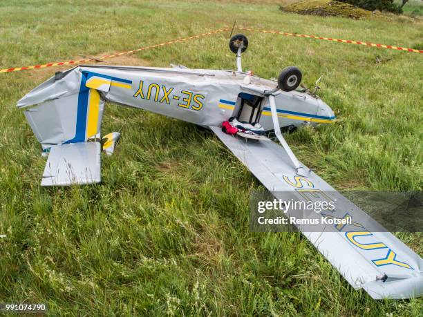 small plan crashed in a grass field - remus kotsell stock pictures, royalty-free photos & images