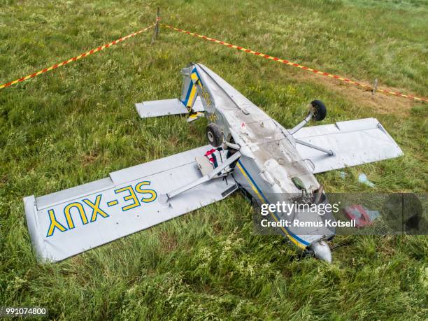 small plan crashed in a grass field - emergency landing stock pictures, royalty-free photos & images